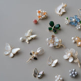 Cluster of flower with moonstones (Brooch)